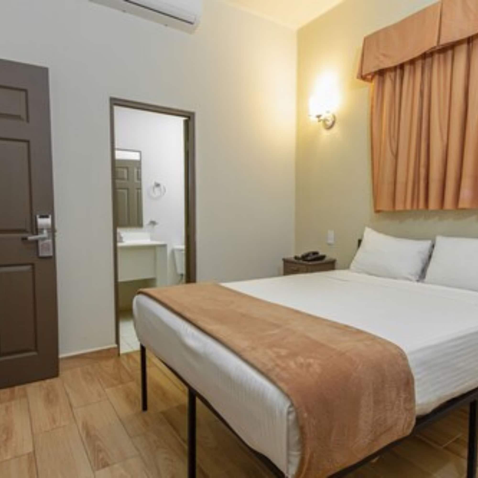 Hotel Plaza Del Arco Express モンテレー エクステリア 写真